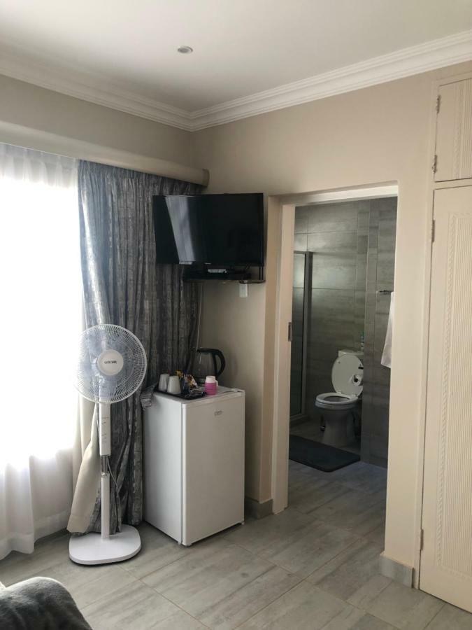8 On Acacia Guesthouse Bedfordview Buitenkant foto