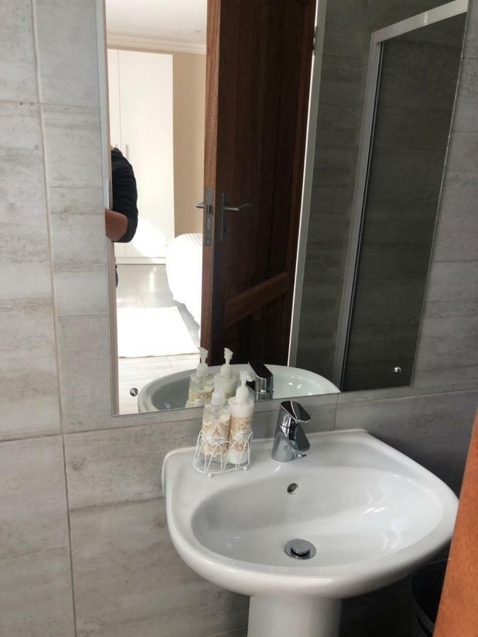 8 On Acacia Guesthouse Bedfordview Buitenkant foto