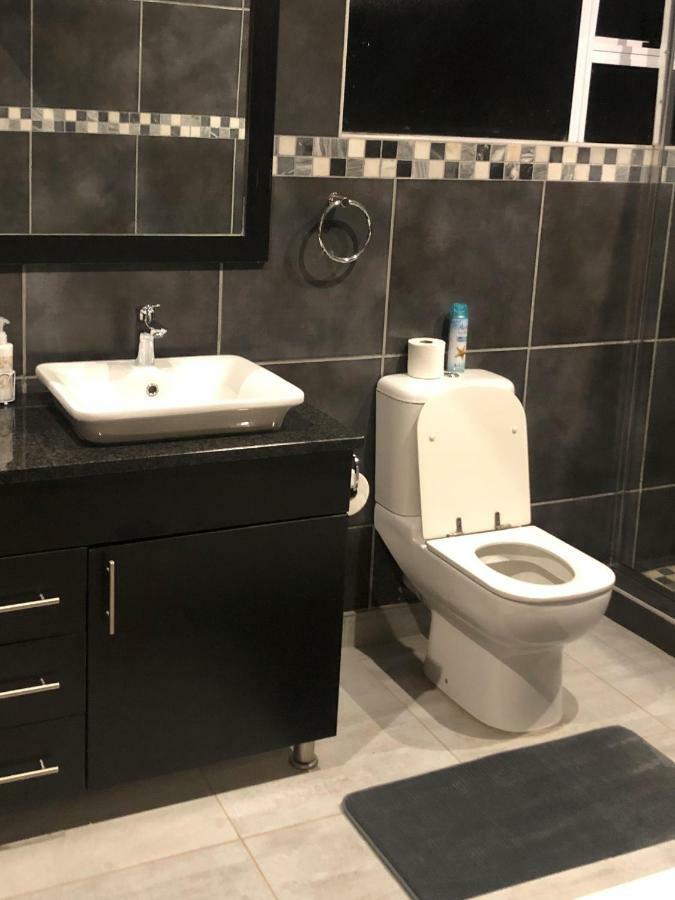 8 On Acacia Guesthouse Bedfordview Buitenkant foto